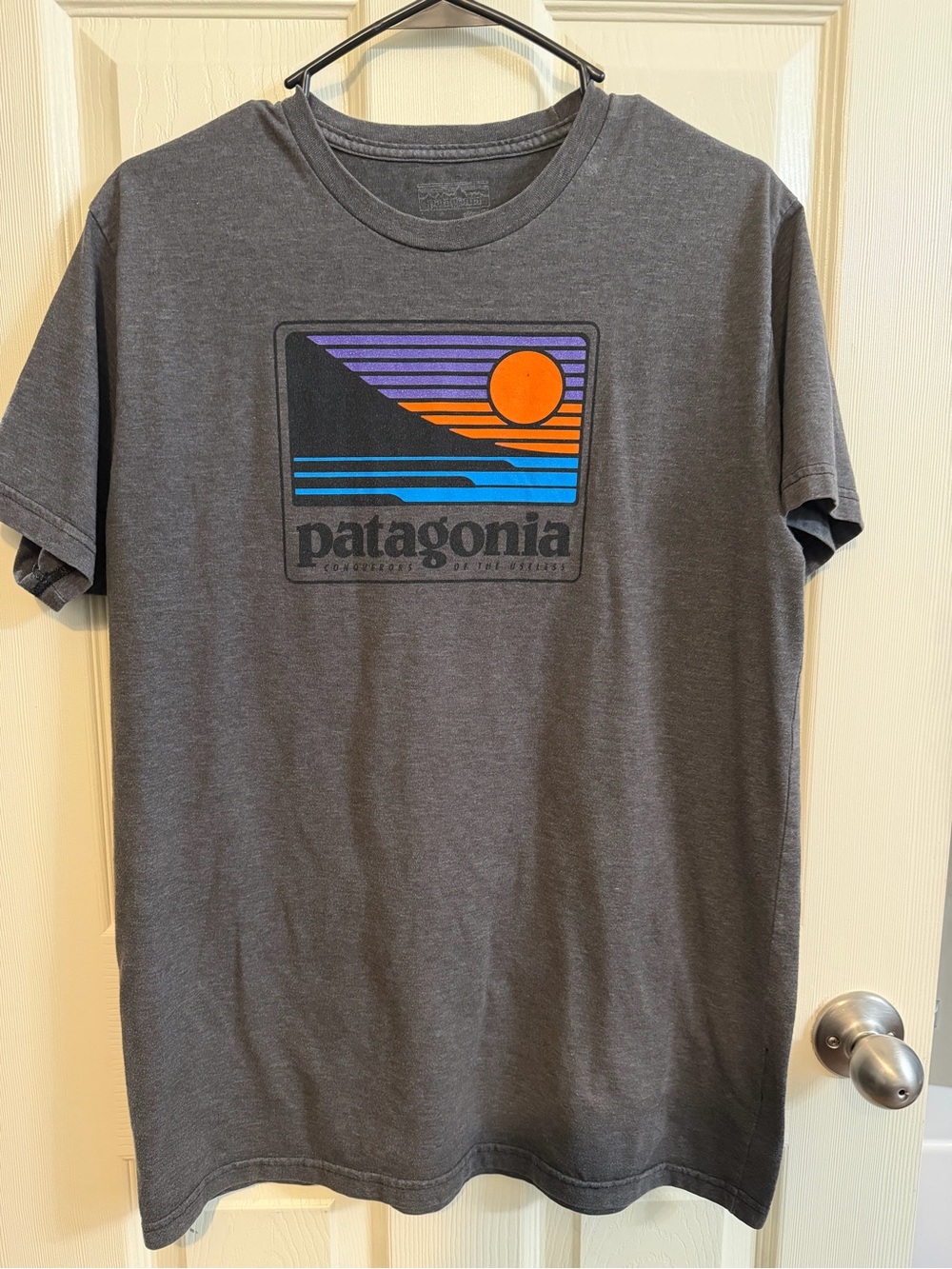 Women’s Patagonia Charcoal Short-Sleeve Tee with Sunset Graphic, size Large